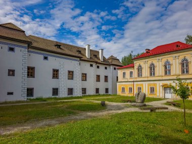 Slovakya 'daki Brodzany Kalesi' nde yaz günü.