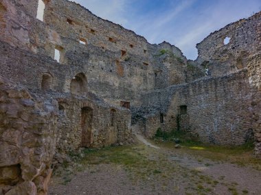 Slovakya 'daki Topolcany kalesinin panorama manzarası.