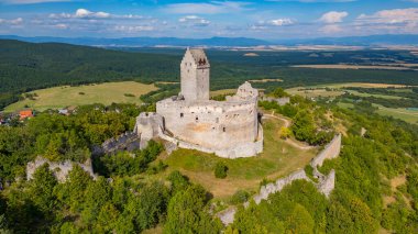 Slovakya 'daki Topolcany kalesinin panorama manzarası.
