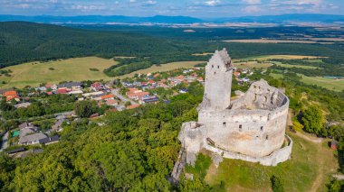 Slovakya 'daki Topolcany kalesinin panorama manzarası.
