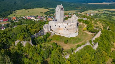 Slovakya 'daki Topolcany kalesinin panorama manzarası.