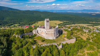 Slovakya 'daki Topolcany kalesinin panorama manzarası.