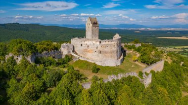 Slovakya 'daki Topolcany kalesinin panorama manzarası.
