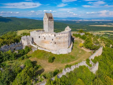 Slovakya 'daki Topolcany kalesinin panorama manzarası.