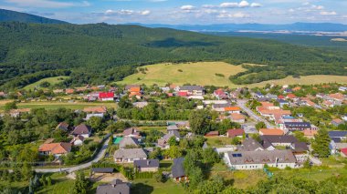 Slovakya 'daki Topolcany kalesi yakınlarındaki kırsal alan manzarası.