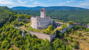 Slovakya 'daki Topolcany kalesinin panorama manzarası.