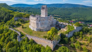 Slovakya 'daki Topolcany kalesinin panorama manzarası.