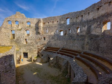 Slovakya 'daki Topolcany kalesinin panorama manzarası.