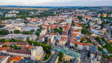Nitra, Slovakya şehir merkezinin gün batımı görüntüsü.