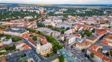 Nitra, Slovakya şehir merkezinin gün batımı görüntüsü.