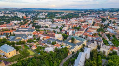 Nitra, Slovakya şehir merkezinin gün batımı görüntüsü.