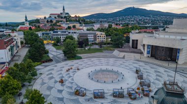 Nitra, Slovakya 'daki Svatoplukovo meydanına bakan Nitra kalesinin günbatımı manzarası.