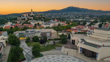 Nitra, Slovakya 'daki Svatoplukovo meydanına bakan Nitra kalesinin günbatımı manzarası.