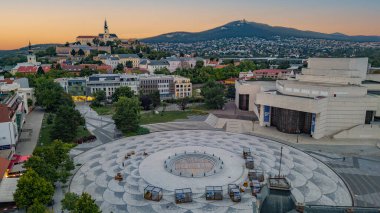 Nitra, Slovakya 'daki Svatoplukovo meydanına bakan Nitra kalesinin günbatımı manzarası.