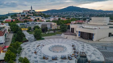 Nitra, Slovakya 'daki Svatoplukovo meydanına bakan Nitra kalesinin günbatımı manzarası.