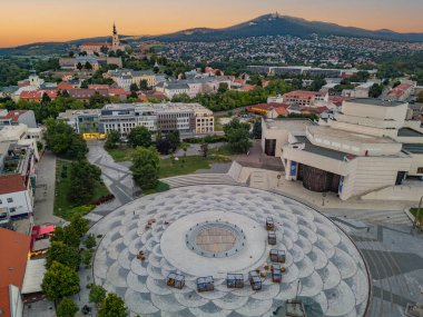 Nitra, Slovakya 'daki Svatoplukovo meydanına bakan Nitra kalesinin günbatımı manzarası.
