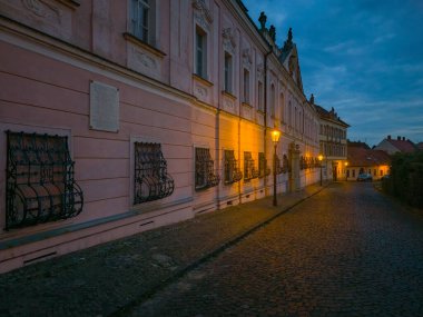 Slovakya 'daki Nitra Kalesi kompleksindeki tarihi evlerin gece görüşü.