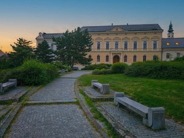 Slovakya 'daki Nitra Kalesi kompleksindeki tarihi evlerin gece görüşü.