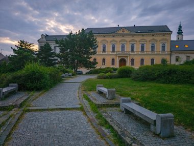 Slovakya 'daki Nitra Kalesi kompleksindeki tarihi evlerin gece görüşü.