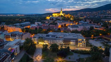 Nitra, Slovakya 'daki Svatoplukovo meydanına bakan Nitra kalesinin günbatımı manzarası.