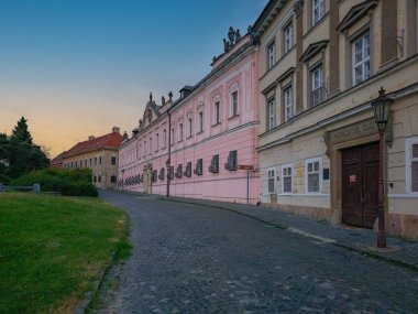 Slovakya 'daki Nitra Kalesi kompleksindeki tarihi evlerin gece görüşü.
