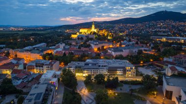 Nitra, Slovakya 'daki Svatoplukovo meydanına bakan Nitra kalesinin günbatımı manzarası.
