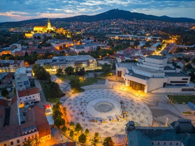 Nitra, Slovakya 'daki Svatoplukovo meydanına bakan Nitra kalesinin günbatımı manzarası.