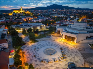 Nitra, Slovakya 'daki Svatoplukovo meydanına bakan Nitra kalesinin günbatımı manzarası.