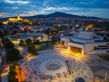 Nitra, Slovakya 'daki Svatoplukovo meydanına bakan Nitra kalesinin günbatımı manzarası.