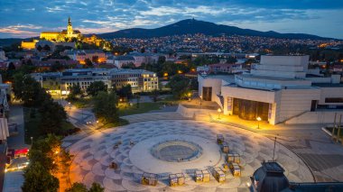 Nitra, Slovakya 'daki Svatoplukovo meydanına bakan Nitra kalesinin günbatımı manzarası.
