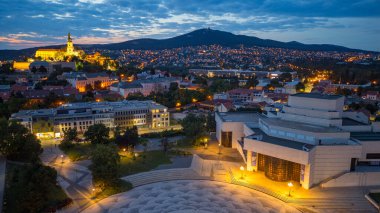 Nitra, Slovakya 'daki Svatoplukovo meydanına bakan Nitra kalesinin günbatımı manzarası.