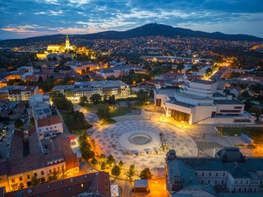 Nitra, Slovakya 'daki Svatoplukovo meydanına bakan Nitra kalesinin günbatımı manzarası.