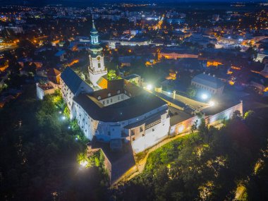 Slovakya 'daki Nitra kalesinin gece görüşü.