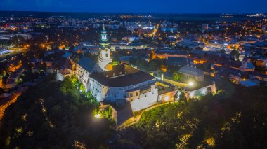 Slovakya 'daki Nitra kalesinin gece görüşü.