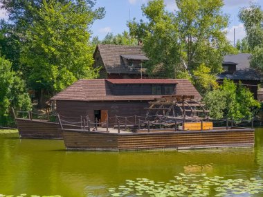 Kolarovo, Slovakya 'da yüzen su değirmeni.