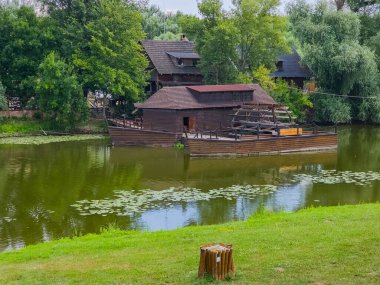 Kolarovo, Slovakya 'da yüzen su değirmeni.