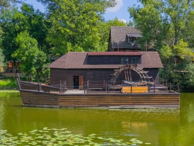 Kolarovo, Slovakya 'da yüzen su değirmeni.