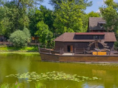 Kolarovo, Slovakya 'da yüzen su değirmeni.