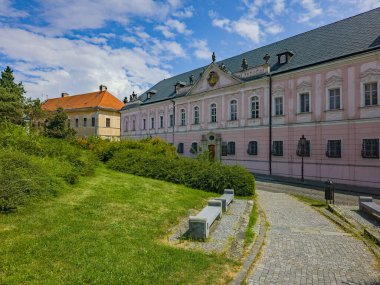 Nitra Kalesi kompleksindeki tarihi evler, Slovakya.IMAGE