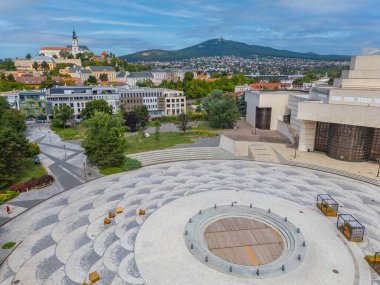 Nitra, Slovakya 'daki Svatoplukovo meydanına bakan Nitra kalesinin panorama manzarası.