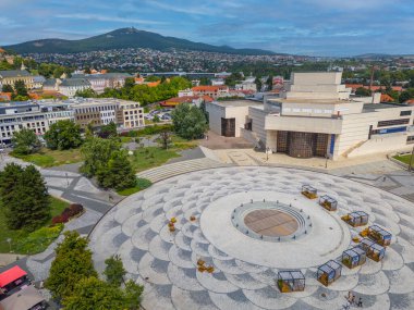 Nitra, Slovakya 'daki Svatoplukovo meydanına bakan Nitra kalesinin panorama manzarası.