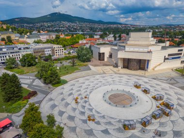 Nitra, Slovakya 'daki Svatoplukovo meydanına bakan Nitra kalesinin panorama manzarası.