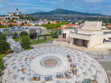 Nitra, Slovakya 'daki Svatoplukovo meydanına bakan Nitra kalesinin panorama manzarası.