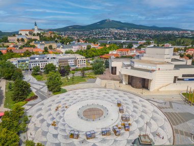 Nitra, Slovakya 'daki Svatoplukovo meydanına bakan Nitra kalesinin panorama manzarası.