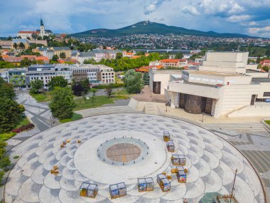 Nitra, Slovakya 'daki Svatoplukovo meydanına bakan Nitra kalesinin panorama manzarası.