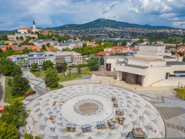 Nitra, Slovakya 'daki Svatoplukovo meydanına bakan Nitra kalesinin panorama manzarası.