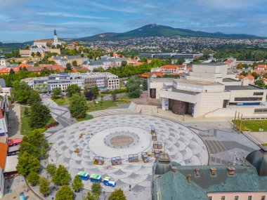 Nitra, Slovakya 'daki Svatoplukovo meydanına bakan Nitra kalesinin panorama manzarası.