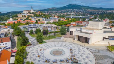 Nitra, Slovakya 'daki Svatoplukovo meydanına bakan Nitra kalesinin panorama manzarası.