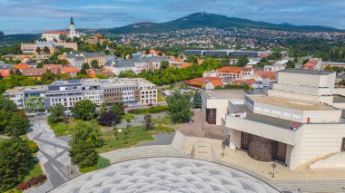 Nitra, Slovakya 'daki Svatoplukovo meydanına bakan Nitra kalesinin panorama manzarası.