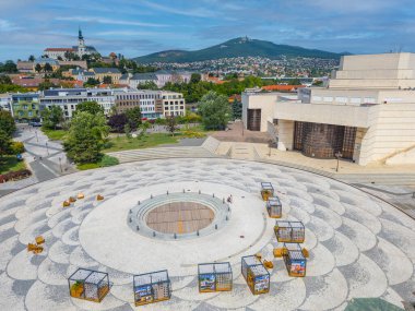 Nitra, Slovakya 'daki Svatoplukovo meydanına bakan Nitra kalesinin panorama manzarası.